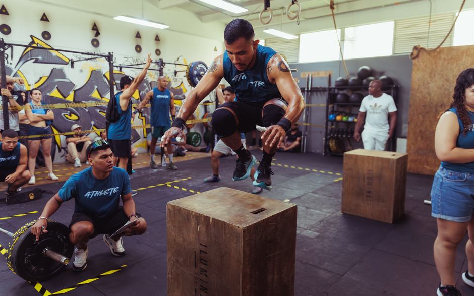Zona de entrenamiento del box con racks y barras