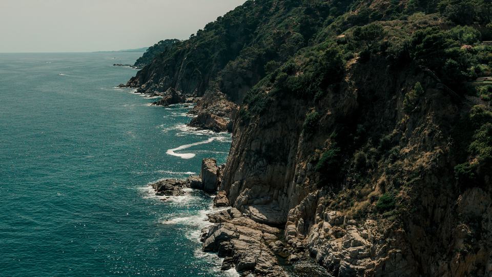 Barco fondeado en una cala de aguas turquesa
